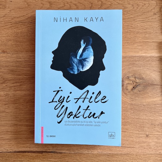 İyi Aile Yoktur - ya da paradoks şu ki iyi aile, 'iyi aile yoktur' düsturuyla hareket edebilen ailedir İyi Aile Yoktur - ya da paradoks şu ki iyi aile, 'iyi aile yoktur' düsturuyla hareket edebilen ailedir